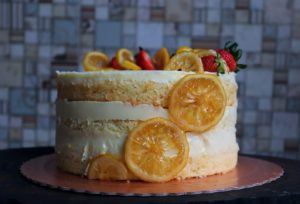 imagem bolo de limão siciliano com frutas vermelhas