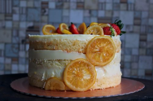 imagem bolo de limão siciliano com frutas vermelhas