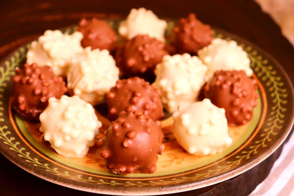 imagem de bombom com recheio caramelizado macio e coberto com flocos de arroz e chocolate