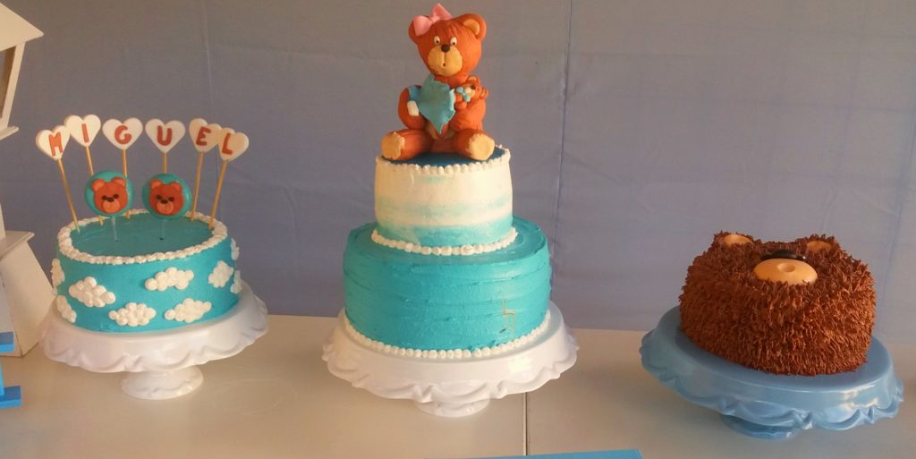 imagem de trio de bolos decorados