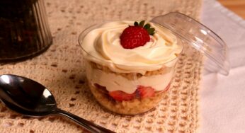 Bolo no Pote de Mousse de Brigadeiro branco com morango