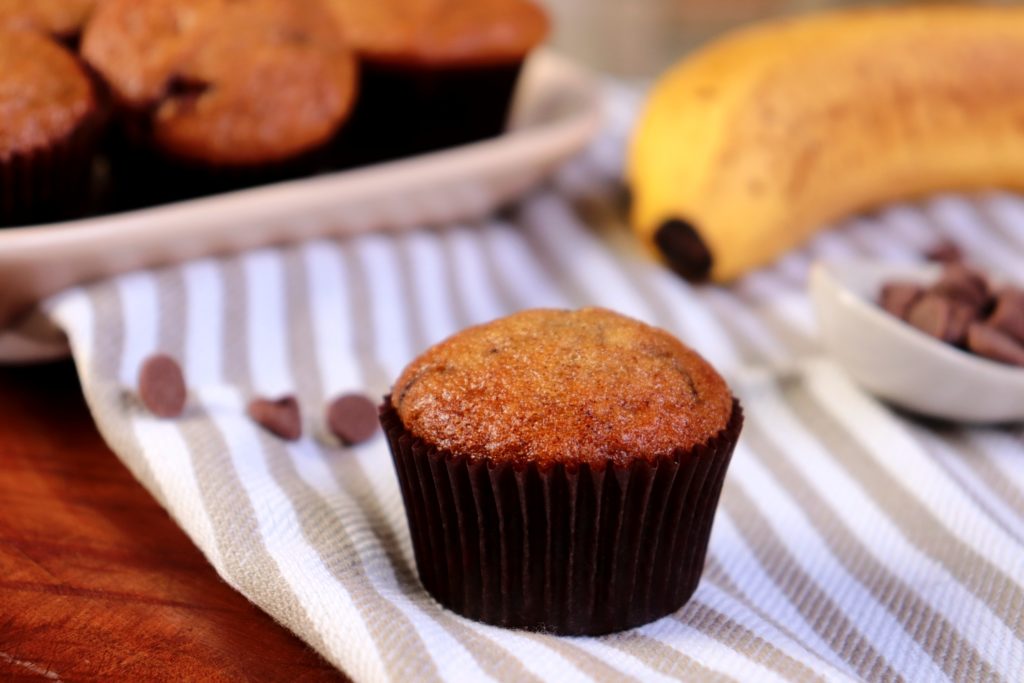 muffins de banana com gotas de chocolate