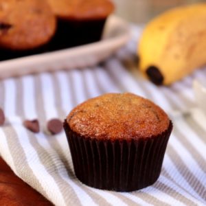 muffins de banana com gotas de chocolate
