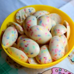 imagem mini ovos de páscoa colorido
